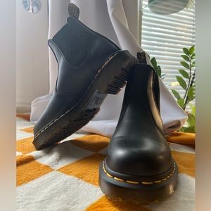 2976 SLIP RESISTANT LEATHER CHELSEA BOOTS size 7 W